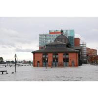 1234_1368 Hochwasser in Hamburg - Altonaer Fischmarkt und Fischauktionshalle im Elbwasser. | Altonaer Fischmarkt und Fischauktionshalle